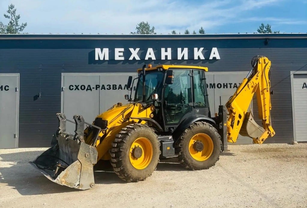 Экскаватор-погрузчик с ковшом и стрелой