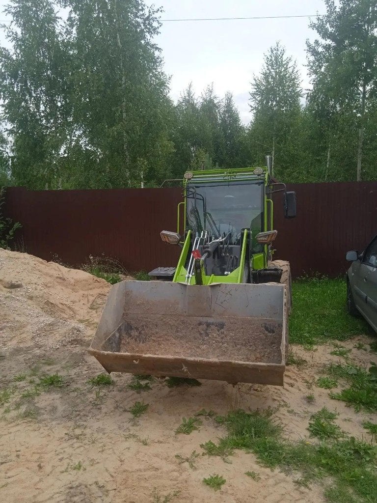 Мини-погрузчик с фронтальным ковшом