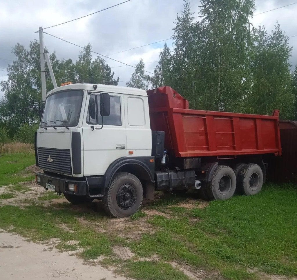 Самосвал МАЗ, белая кабина и красный кузов